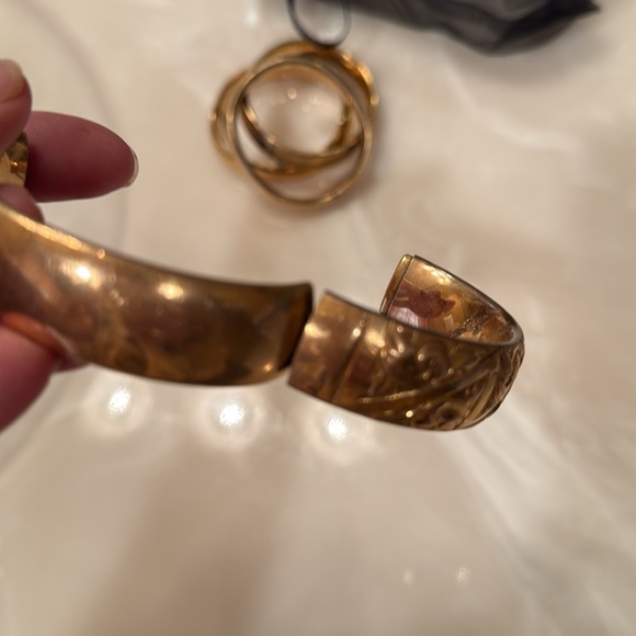 Vintage Elegant Gold Bangle Set - Picture 7 of 9